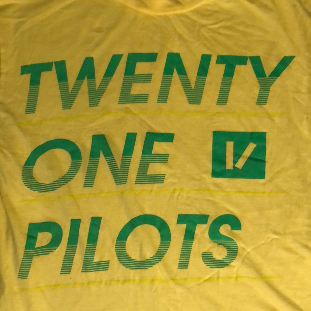 *RARE* early 21 pilots shirt